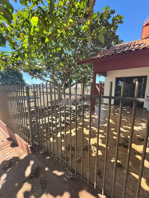 Foto 2 de Casa com 2 quartos para alugar, 49m2 em Jardim Coopagro, Toledo - PR