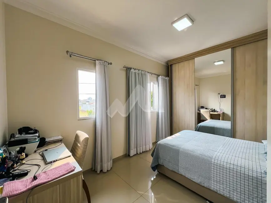 Casa com 3 quartos à venda, 197m2 em Jardim Gisela, Toledo - PR - imagem 8 Foto 8 de Casa com 3 quartos à venda, 197m2 em Jardim Gisela, Toledo - PR