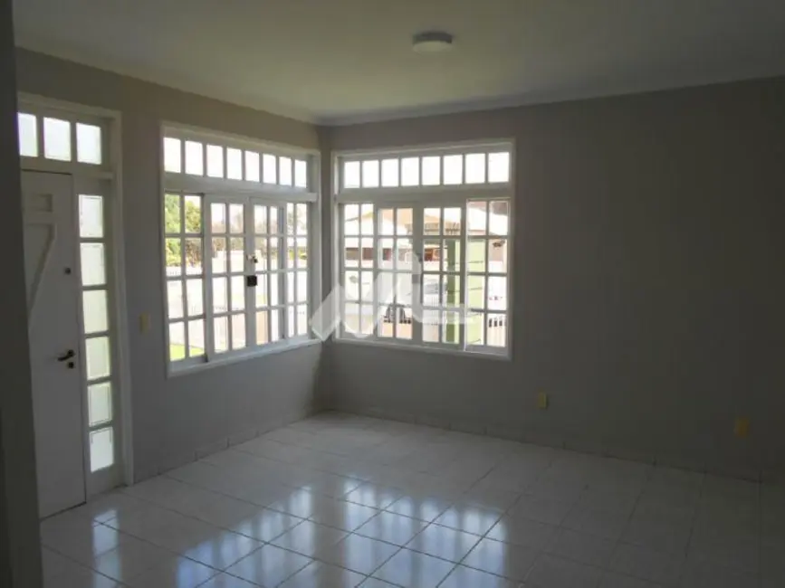 Casa com 2 quartos para alugar, 140m2 em Jardim Pancera, Toledo - PR - imagem 4 Foto 4 de Casa com 2 quartos para alugar, 140m2 em Jardim Pancera, Toledo - PR
