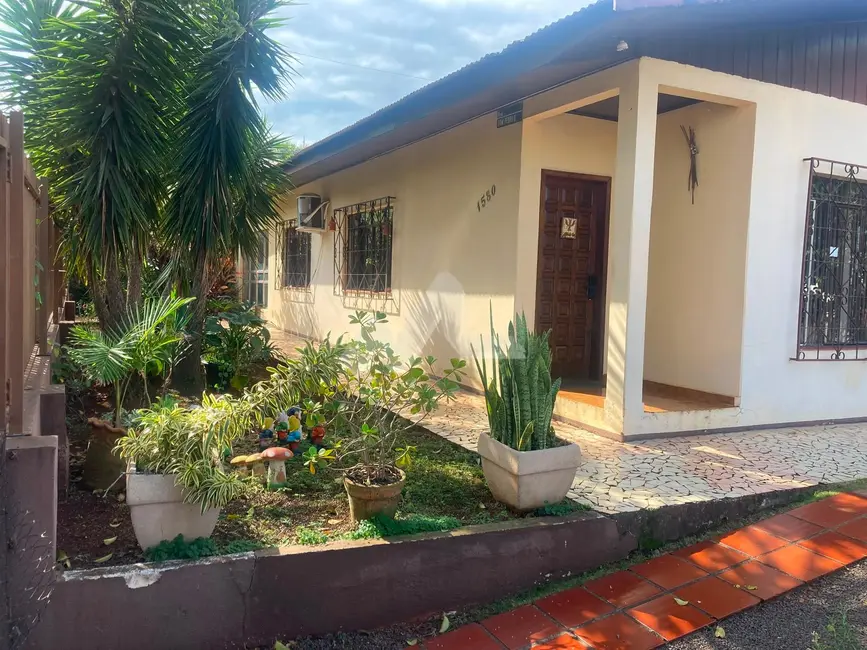Casa com 3 quartos à venda, 141m2 em Centro, Toledo - PR - imagem 2 Foto 2 de Casa com 3 quartos à venda, 141m2 em Centro, Toledo - PR