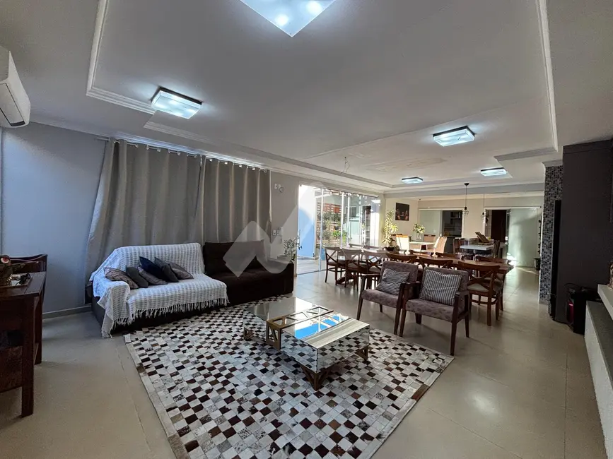 Casa com 3 quartos para alugar, 235m2 em Centro, Toledo - PR - imagem 6 Foto 6 de Casa com 3 quartos para alugar, 235m2 em Centro, Toledo - PR