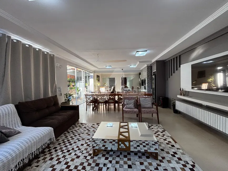 Casa com 3 quartos para alugar, 235m2 em Centro, Toledo - PR - imagem 8 Foto 8 de Casa com 3 quartos para alugar, 235m2 em Centro, Toledo - PR