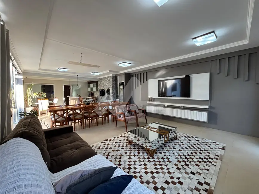 Casa com 3 quartos para alugar, 235m2 em Centro, Toledo - PR - imagem 9 Foto 9 de Casa com 3 quartos para alugar, 235m2 em Centro, Toledo - PR