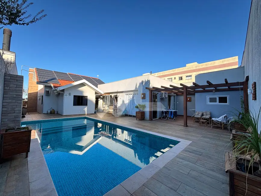 Casa com 3 quartos para alugar, 235m2 em Centro, Toledo - PR - imagem 4 Foto 4 de Casa com 3 quartos para alugar, 235m2 em Centro, Toledo - PR