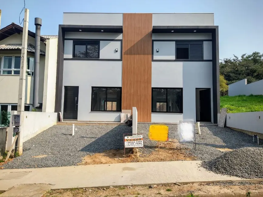 Foto 2 de Sobrado com 2 quartos à venda, 110m2 em Porto Alegre - RS