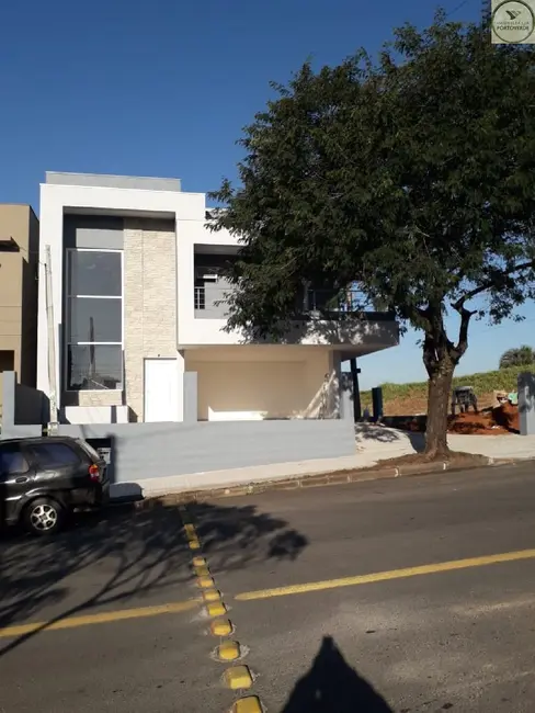 Foto 1 de Sobrado com 4 quartos à venda, 217m2 em Porto Alegre - RS