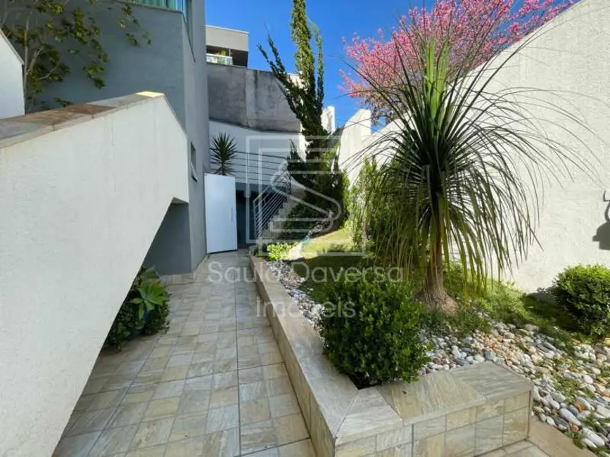 Foto 2 de Casa com 4 quartos à venda, 307m2 em Pocos De Caldas - MG