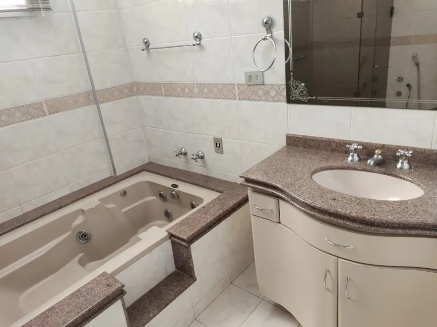 Apartamento para alugar, 230m2 em Zona 01, Maringa - PR - imagem 8 Foto 8 de Apartamento para alugar, 230m2 em Zona 01, Maringa - PR