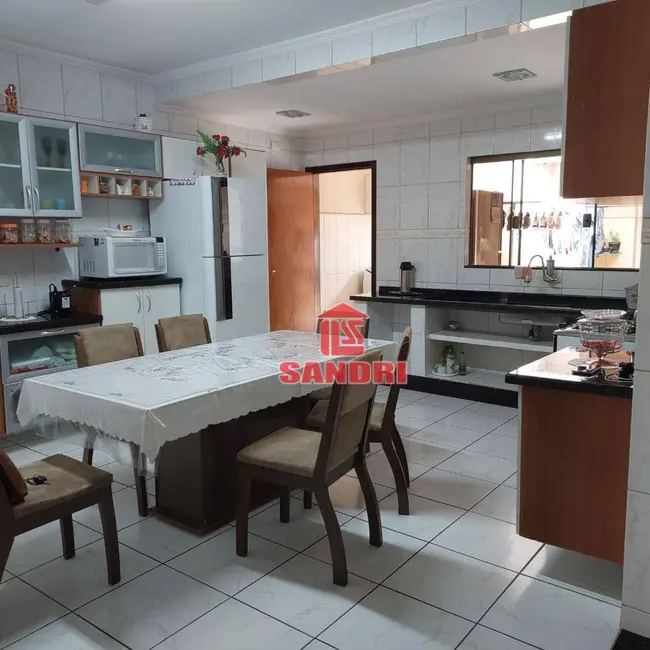Sobrado com 4 quartos à venda, 211m2 em Jardim América, Maringa - PR - imagem 7 Foto 7 de Sobrado com 4 quartos à venda, 211m2 em Jardim América, Maringa - PR