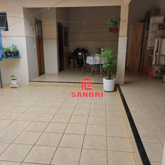 Sobrado com 4 quartos à venda, 211m2 em Jardim América, Maringa - PR - imagem 8 Foto 8 de Sobrado com 4 quartos à venda, 211m2 em Jardim América, Maringa - PR