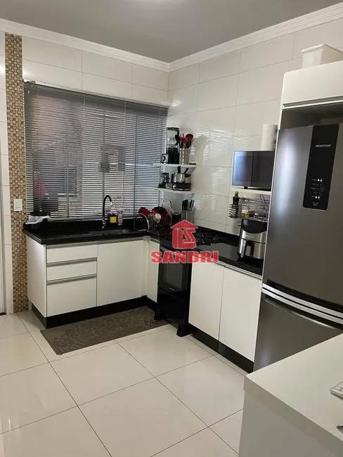 Casa com 3 quartos à venda, 150m2 em Jardim Monte Rei, Maringa - PR - imagem 4 Foto 4 de Casa com 3 quartos à venda, 150m2 em Jardim Monte Rei, Maringa - PR