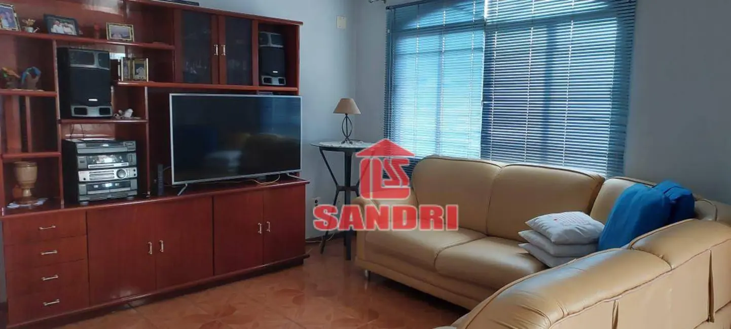 Sobrado com 3 quartos à venda, 162m2 em Jardim da Glória, Maringa - PR - imagem 9 Foto 9 de Sobrado com 3 quartos à venda, 162m2 em Jardim da Glória, Maringa - PR