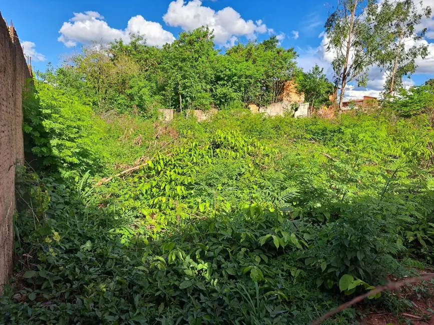 Foto 2 de Terreno / Lote à venda, 800m2 em Renascença, Montes Claros - MG