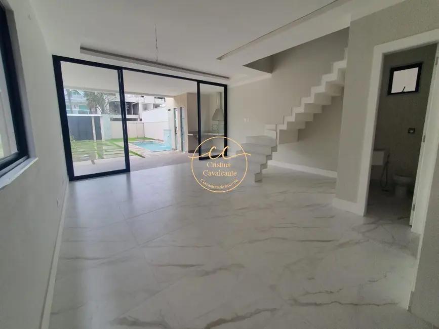 Casa de Condomínio com 5 quartos à venda, 380m2 em Barra da Tijuca, Rio De Janeiro - RJ - imagem 4 Foto 4 de Casa de Condomínio com 5 quartos à venda, 380m2 em Barra da Tijuca, Rio De Janeiro - RJ