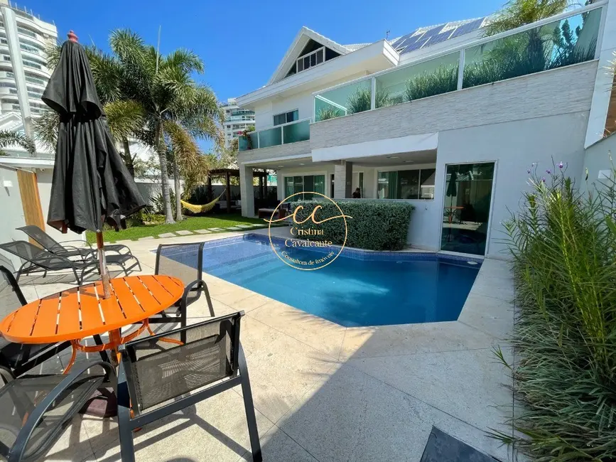 Casa de Condomínio com 5 quartos à venda, 490m2 em Barra da Tijuca, Rio De Janeiro - RJ - imagem 1 Foto 1 de Casa de Condomínio com 5 quartos à venda, 490m2 em Barra da Tijuca, Rio De Janeiro - RJ