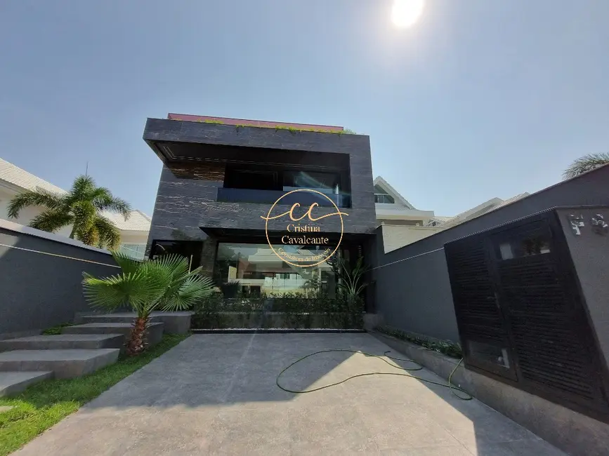 Casa de Condomínio com 5 quartos à venda, 350m2 em Recreio dos Bandeirantes, Rio De Janeiro - RJ - imagem 1 Foto 1 de Casa de Condomínio com 5 quartos à venda, 350m2 em Recreio dos Bandeirantes, Rio De Janeiro - RJ