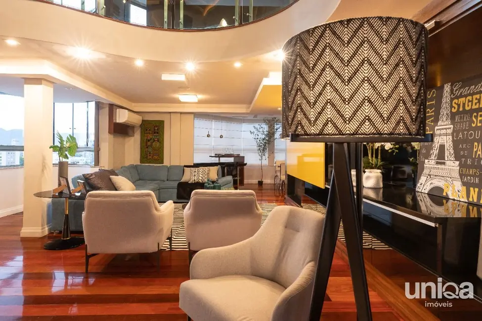 Foto 2 de Cobertura com 4 quartos à venda, 366m2 em Nossa Senhora Medianeira, Santa Maria - RS