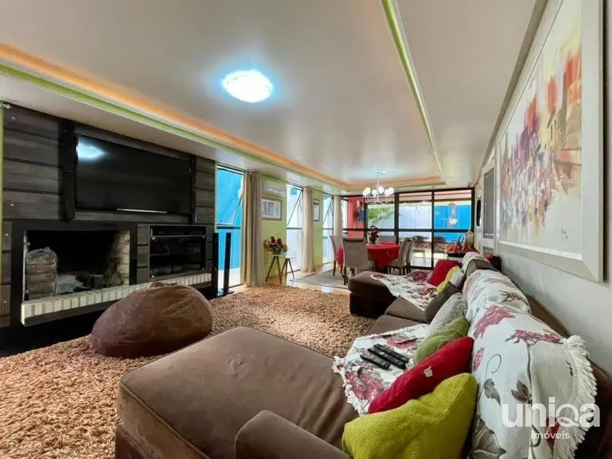 Casa com 6 quartos à venda, 600m2 em Nossa Senhora de Lourdes, Santa Maria - RS - imagem 3 Foto 3 de Casa com 6 quartos à venda, 600m2 em Nossa Senhora de Lourdes, Santa Maria - RS