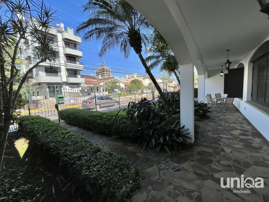 Foto 4 de Casa com 5 quartos à venda, 358m2 em Nossa Senhora de Lourdes, Santa Maria - RS