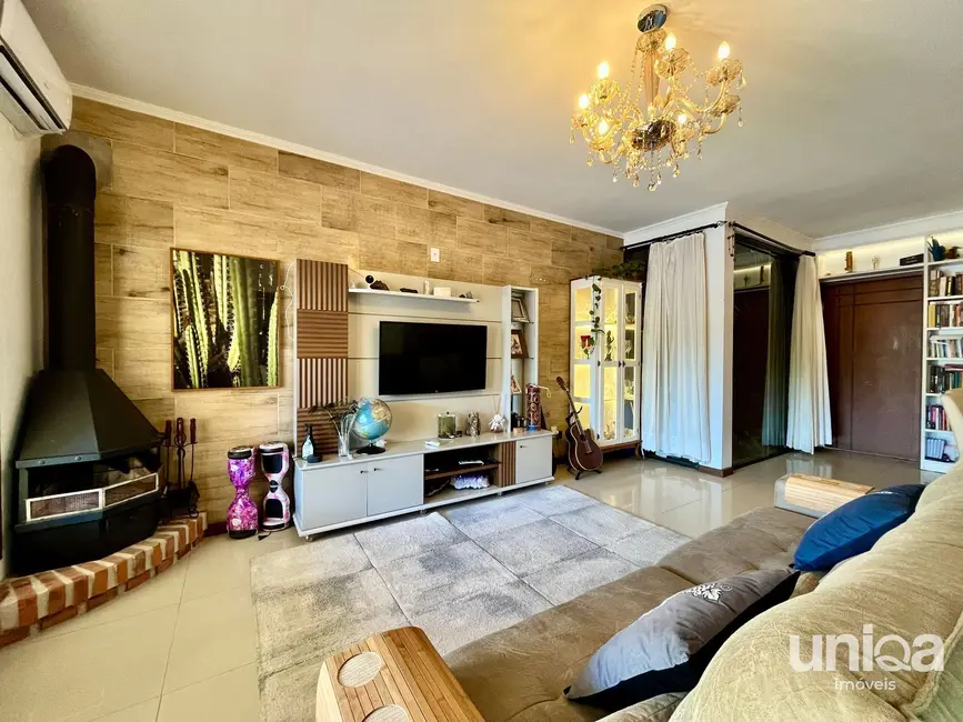 Foto 2 de Casa com 3 quartos à venda, 175m2 em Km 3, Santa Maria - RS