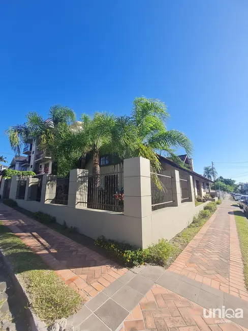 Foto 2 de Casa com 4 quartos à venda, 354m2 em Nossa Senhora de Lourdes, Santa Maria - RS