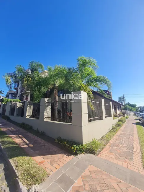 Foto 2 de Casa com 4 quartos à venda, 354m2 em Nossa Senhora de Lourdes, Santa Maria - RS