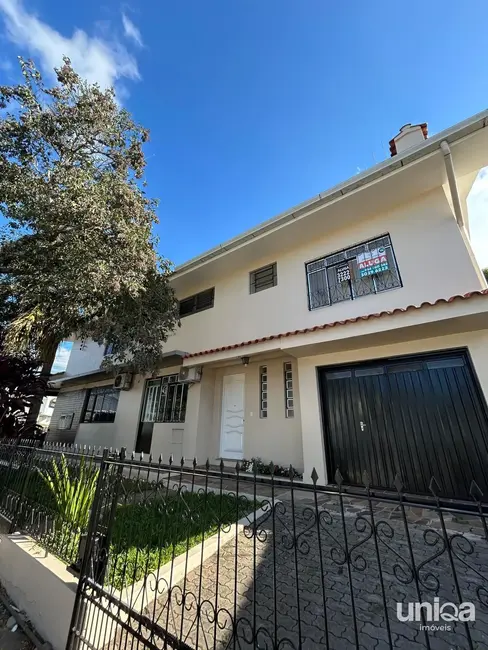 Foto 1 de Casa com 3 quartos para alugar, 242m2 em Camobi, Santa Maria - RS