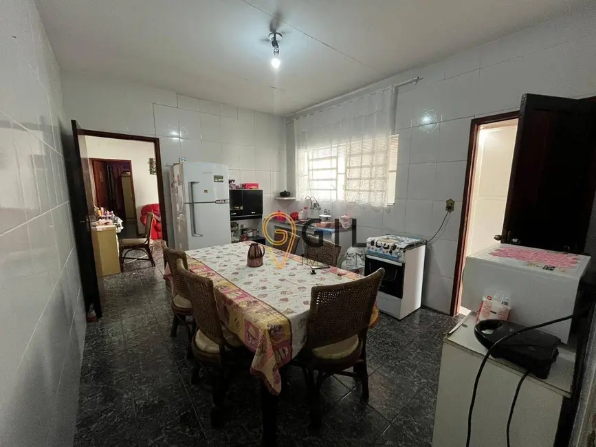 Casa com 4 quartos à venda e para alugar, 175m2 em Jardim Califórnia, Jacarei - SP - imagem 5 Foto 5 de Casa com 4 quartos à venda e para alugar, 175m2 em Jardim Califórnia, Jacarei - SP