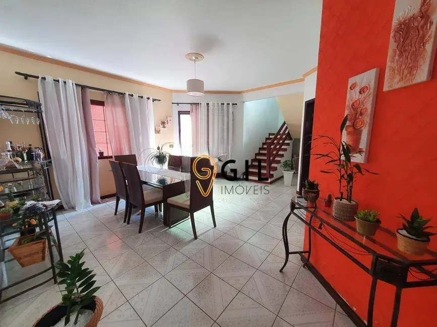 Sobrado com 3 quartos à venda, 250m2 em Cidade Jardim, Jacarei - SP - imagem 3 Foto 3 de Sobrado com 3 quartos à venda, 250m2 em Cidade Jardim, Jacarei - SP