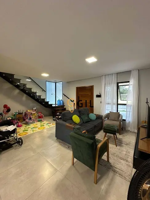 Sobrado com 4 quartos à venda, 200m2 em Jardim Jacinto, Jacarei - SP - imagem 2 Foto 2 de Sobrado com 4 quartos à venda, 200m2 em Jardim Jacinto, Jacarei - SP