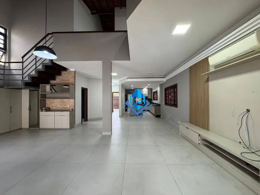 Sobrado com 4 quartos à venda, 297m2 em Canto do Forte, Praia Grande - SP - imagem 3 Foto 3 de Sobrado com 4 quartos à venda, 297m2 em Canto do Forte, Praia Grande - SP
