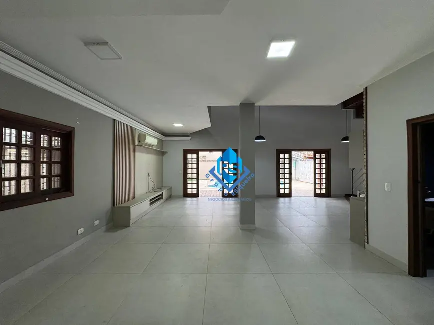 Sobrado com 4 quartos à venda, 297m2 em Canto do Forte, Praia Grande - SP - imagem 4 Foto 4 de Sobrado com 4 quartos à venda, 297m2 em Canto do Forte, Praia Grande - SP
