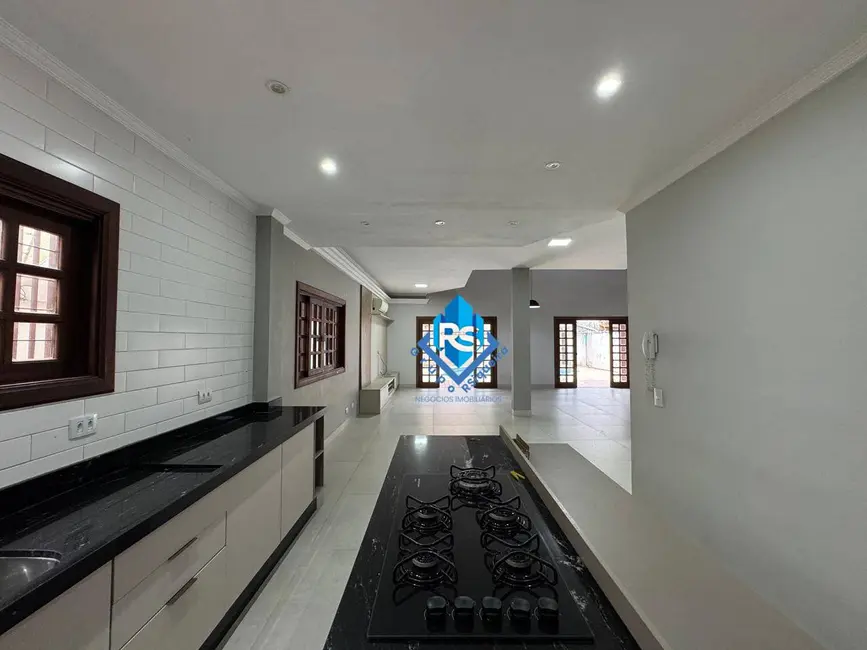 Sobrado com 4 quartos à venda, 297m2 em Canto do Forte, Praia Grande - SP - imagem 6 Foto 6 de Sobrado com 4 quartos à venda, 297m2 em Canto do Forte, Praia Grande - SP