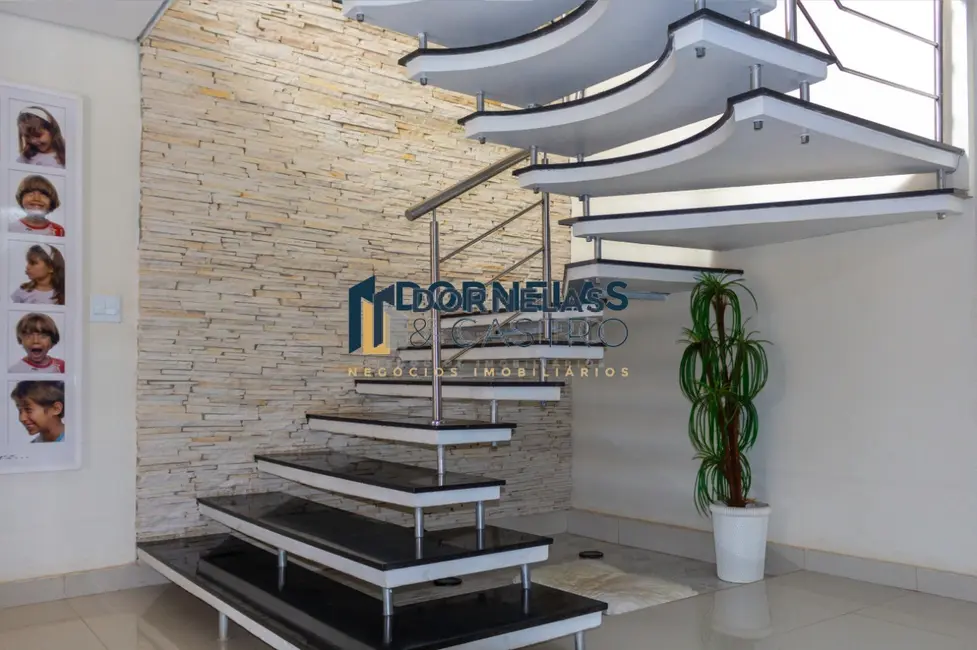 Casa com 4 quartos à venda, 416m2 em Guará I, Brasilia - DF - imagem 8 Foto 8 de Casa com 4 quartos à venda, 416m2 em Guará I, Brasilia - DF