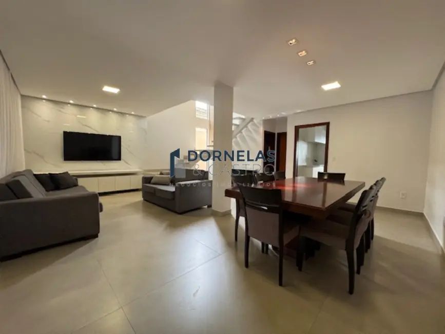 Casa de Condomínio com 4 quartos à venda, 400m2 em Setor Habitacional Vicente Pires, Brasilia - DF - imagem 5 Foto 5 de Casa de Condomínio com 4 quartos à venda, 400m2 em Setor Habitacional Vicente Pires, Brasilia - DF