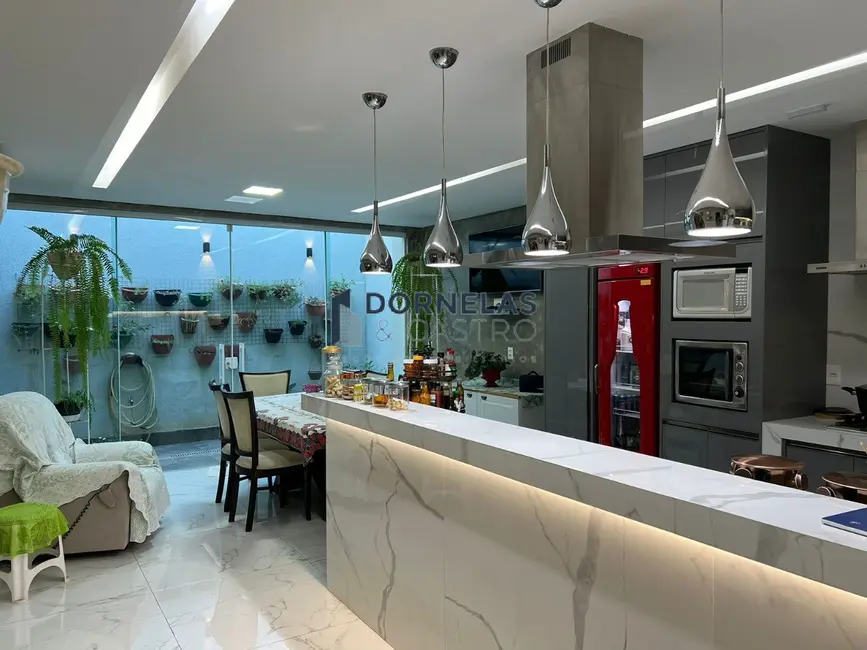 Foto 2 de Casa com 3 quartos à venda, 350m2 em Guará II, Brasilia - DF