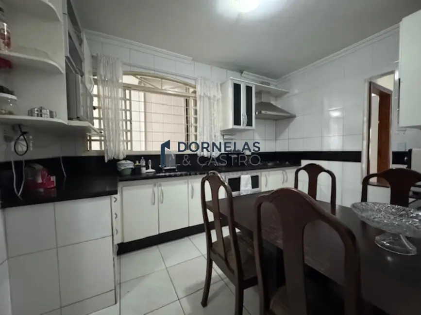 Foto 3 de Casa com 8 quartos à venda, 290m2 em Guará II, Brasilia - DF