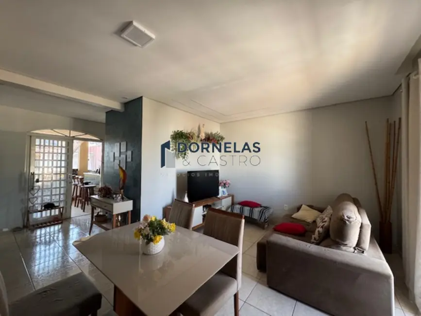 Foto 2 de Casa com 8 quartos à venda, 290m2 em Guará II, Brasilia - DF