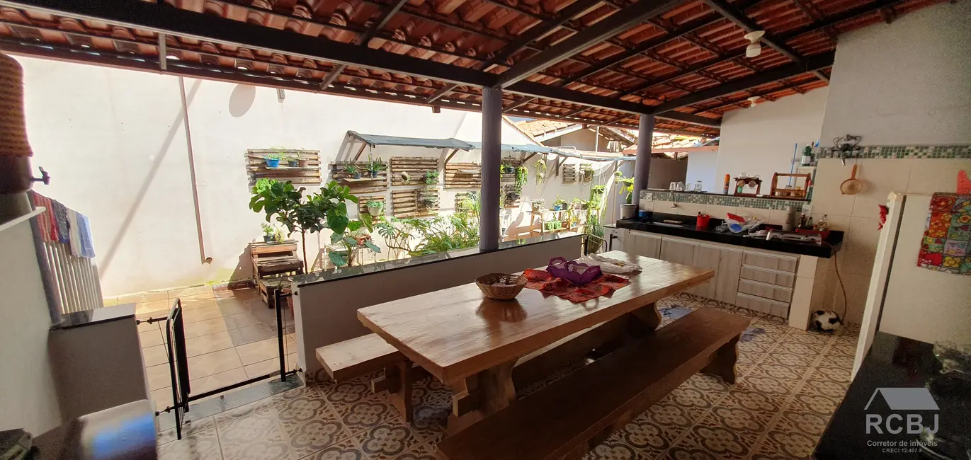 Foto 1 de Casa com 3 quartos à venda, 210m2 em Esmeraldas - MG