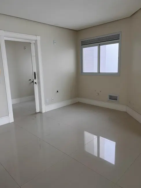 Apartamento com 4 quartos à venda, 234m2 em Centro, Balneario Camboriu - SC - imagem 3 Foto 3 de Apartamento com 4 quartos à venda, 234m2 em Centro, Balneario Camboriu - SC