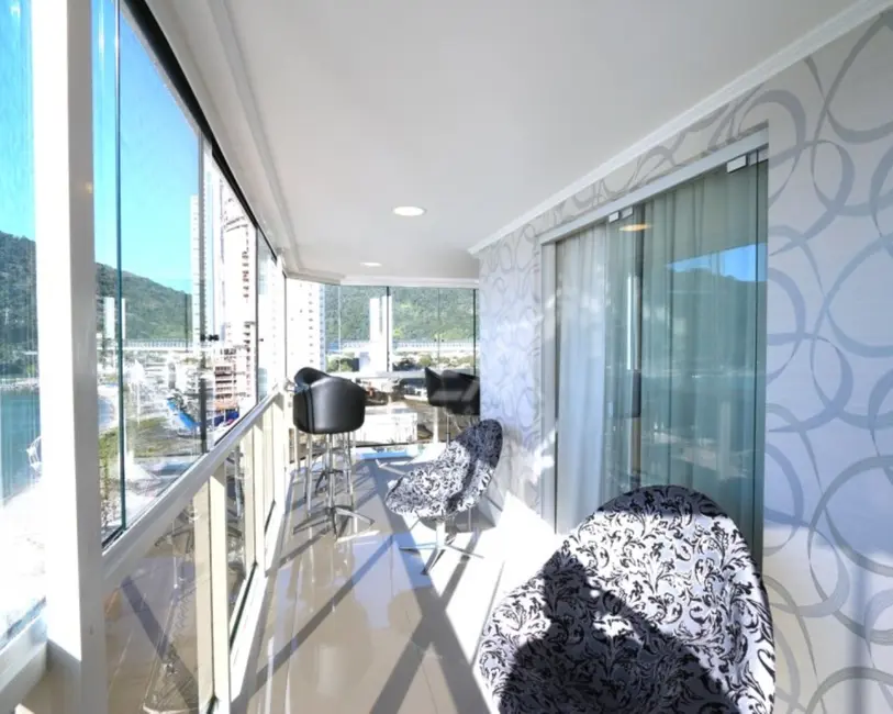 Apartamento com 3 quartos para alugar, 140m2 em Centro, Balneario Camboriu - SC - imagem 4 Foto 4 de Apartamento com 3 quartos para alugar, 140m2 em Centro, Balneario Camboriu - SC
