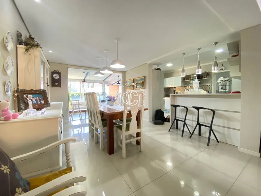 Foto 5 de Casa com 4 quartos à venda, 256m2 em Nossa Senhora do Perpétuo Socorro, Santa Maria - RS