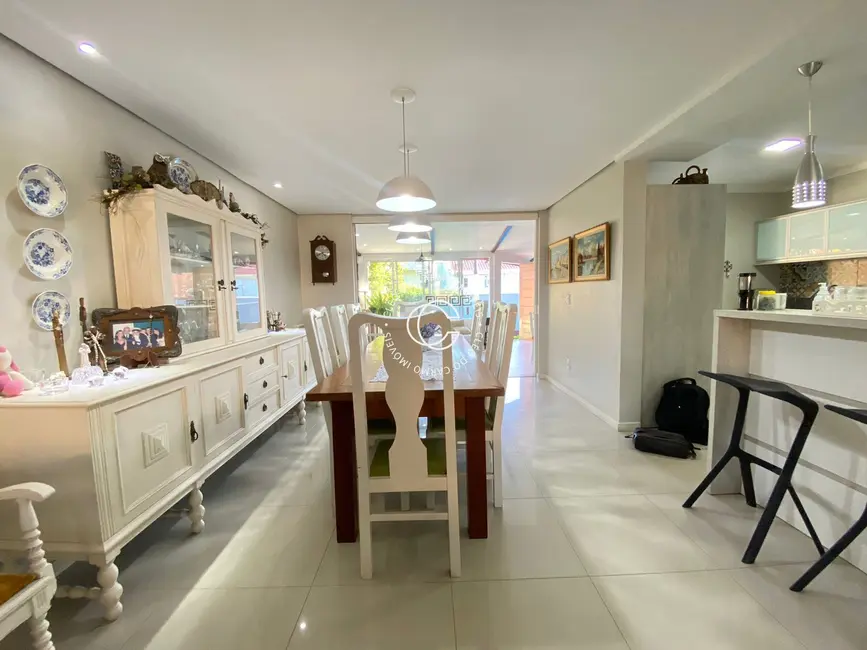 Foto 7 de Casa com 4 quartos à venda, 256m2 em Nossa Senhora do Perpétuo Socorro, Santa Maria - RS