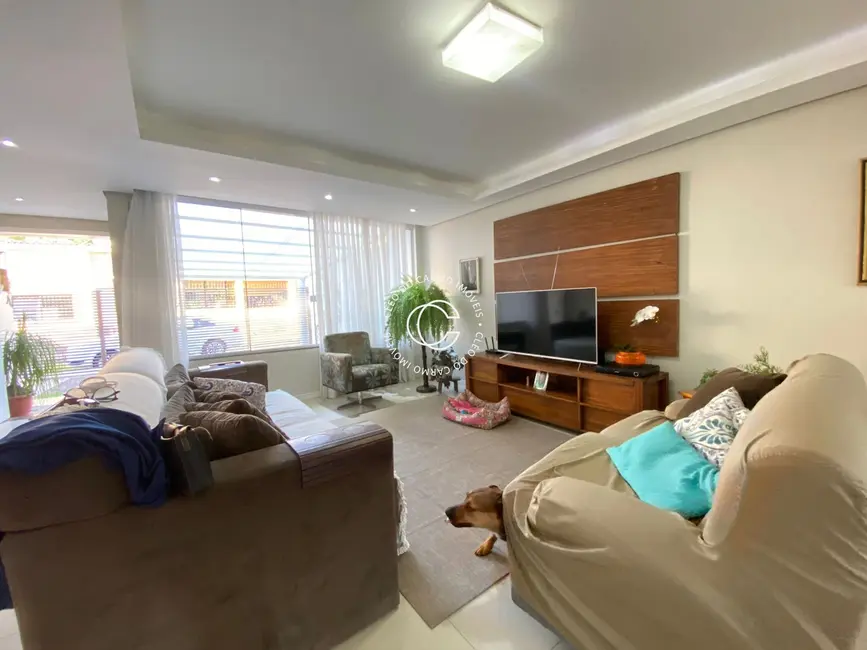 Foto 3 de Casa com 4 quartos à venda, 256m2 em Nossa Senhora do Perpétuo Socorro, Santa Maria - RS