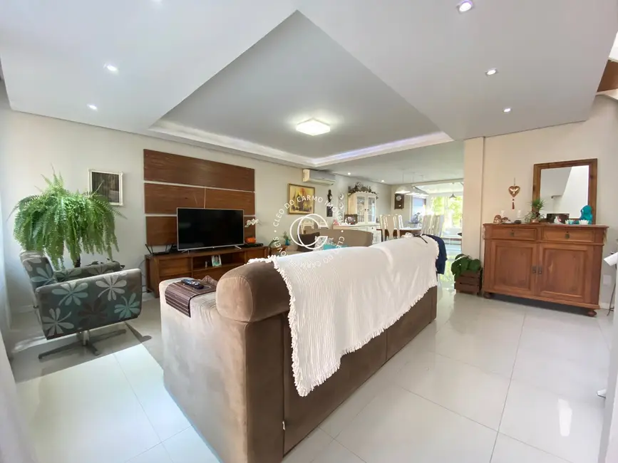 Foto 4 de Casa com 4 quartos à venda, 256m2 em Nossa Senhora do Perpétuo Socorro, Santa Maria - RS