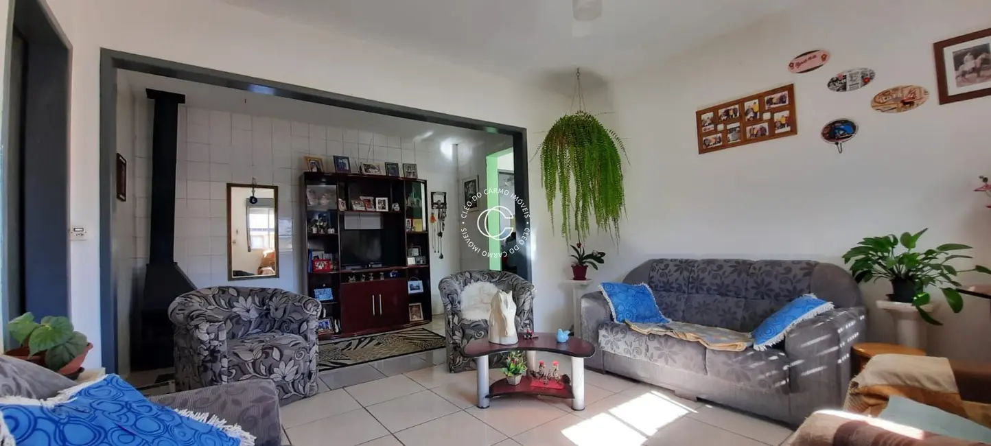 Casa com 3 quartos à venda, 169m2 em Dom Antônio Reis, Santa Maria - RS - imagem 4 Foto 4 de Casa com 3 quartos à venda, 169m2 em Dom Antônio Reis, Santa Maria - RS
