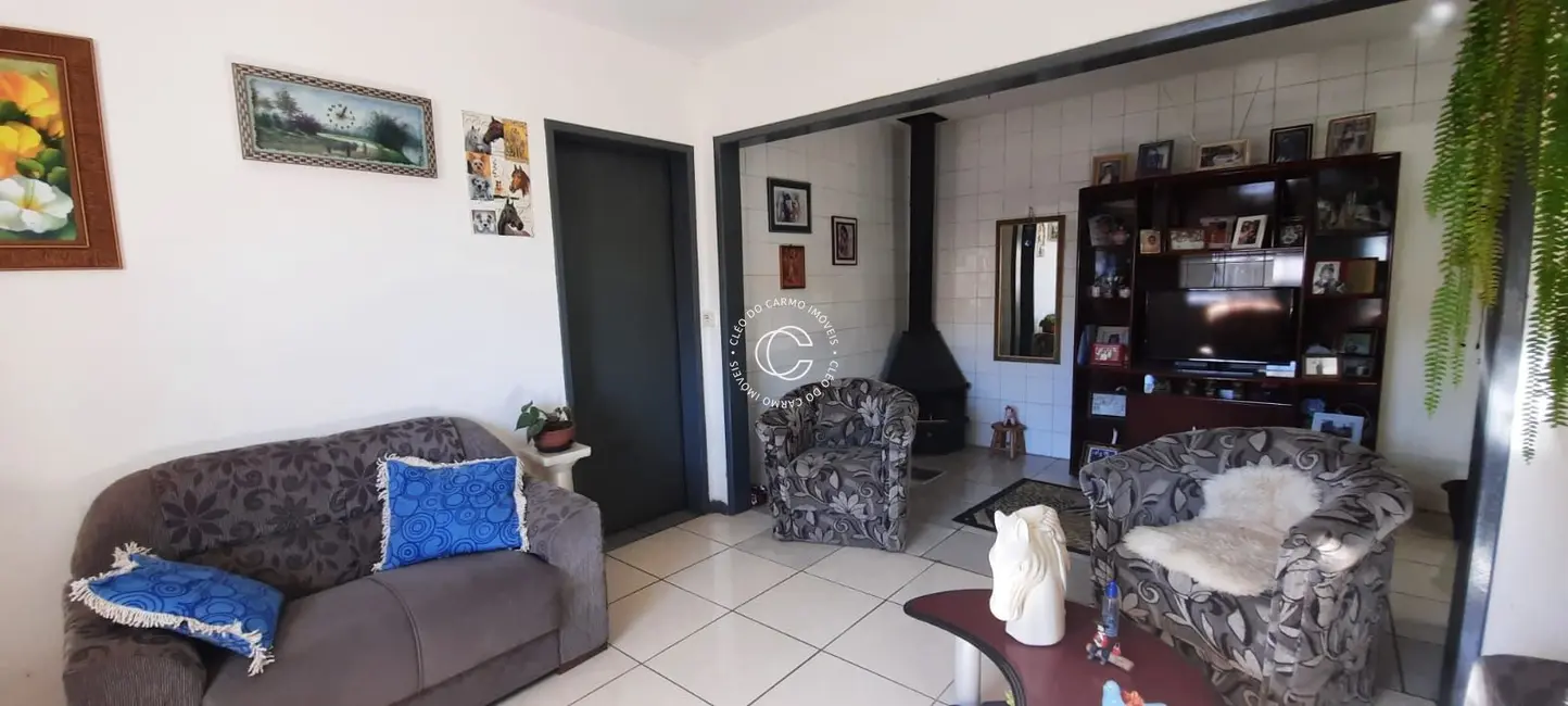Casa com 3 quartos à venda, 169m2 em Dom Antônio Reis, Santa Maria - RS - imagem 3 Foto 3 de Casa com 3 quartos à venda, 169m2 em Dom Antônio Reis, Santa Maria - RS