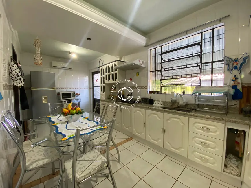 Casa com 5 quartos à venda, 203m2 em Camobi, Santa Maria - RS - imagem 7 Foto 7 de Casa com 5 quartos à venda, 203m2 em Camobi, Santa Maria - RS