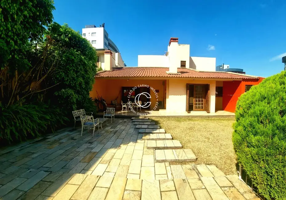 Casa com 4 quartos à venda, 363m2 em Nossa Senhora de Lourdes, Santa Maria - RS - imagem 7 Foto 7 de Casa com 4 quartos à venda, 363m2 em Nossa Senhora de Lourdes, Santa Maria - RS