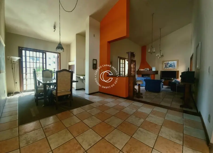 Casa com 4 quartos à venda, 363m2 em Nossa Senhora de Lourdes, Santa Maria - RS - imagem 3 Foto 3 de Casa com 4 quartos à venda, 363m2 em Nossa Senhora de Lourdes, Santa Maria - RS